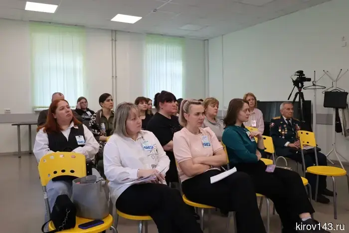 Кировские правоохранители и общественный деятель провели занятие для молодежи по обучению противостоянию манипуляциям.