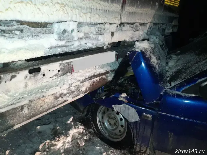 В Мурашинском районе водитель пострадал, врезавшись в припаркованный грузовик