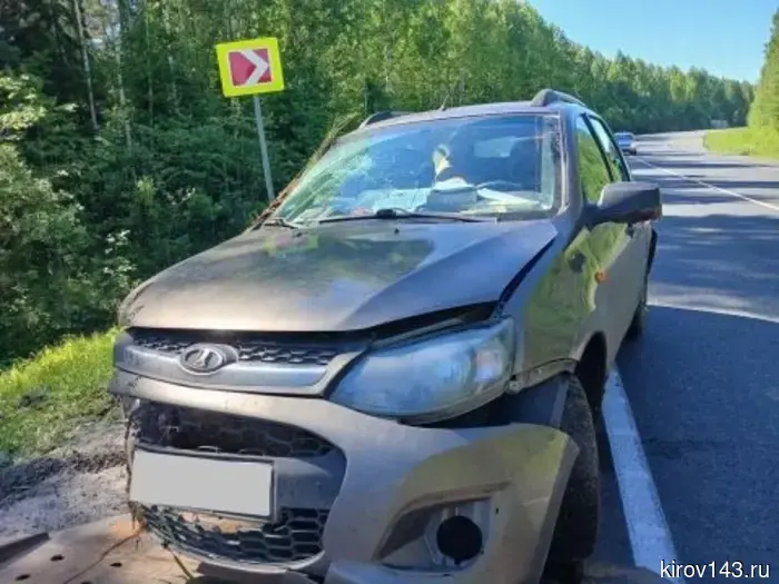 В Кировской области в среду рано утром две машины вылетели с дороги