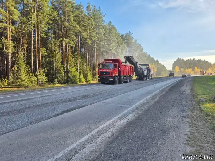 Repair work is underway on the Kirov–Udmurtia border highway.