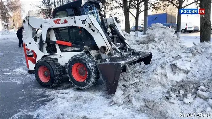 С повышением температуры воздуха в Кирове начали очистку тротуаров и дорожных частей