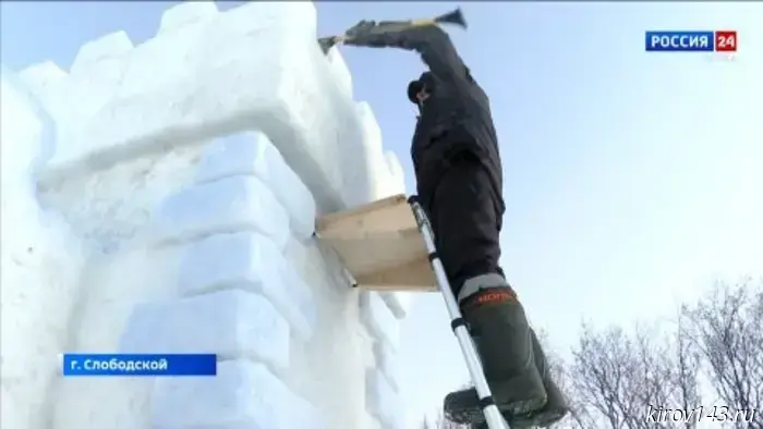 Соборную площадь Слободского украсили снежными фигурами