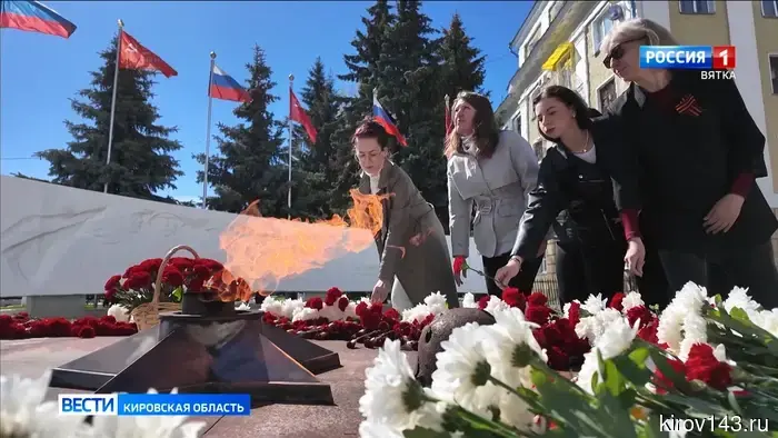 В День радио коллектив ГТРК «Вятка» возложил цветы к Вечному огню