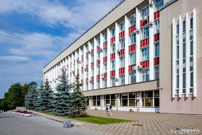 Kirov suppliers do not want to work with the catering plant.