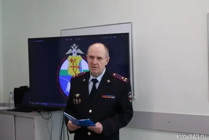 Кировские правоохранители и общественный деятель провели занятие для молодежи по обучению противостоянию манипуляциям.