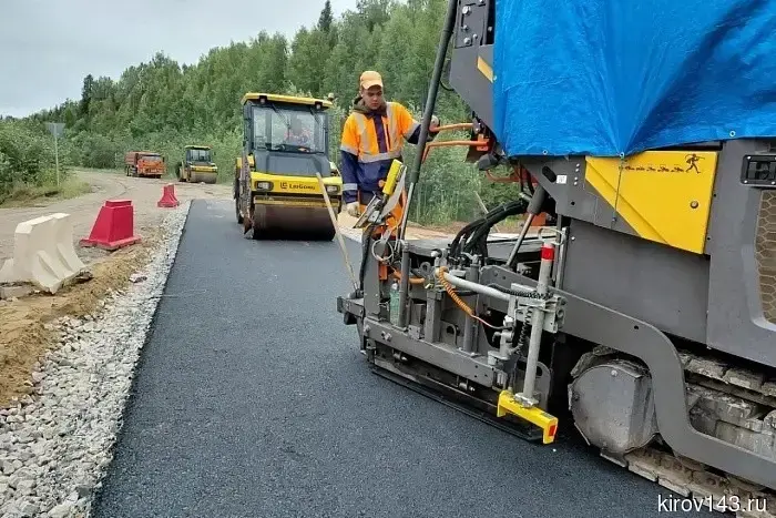 На северо-западе Кировской области возводят современное асфальтовое шоссе.
