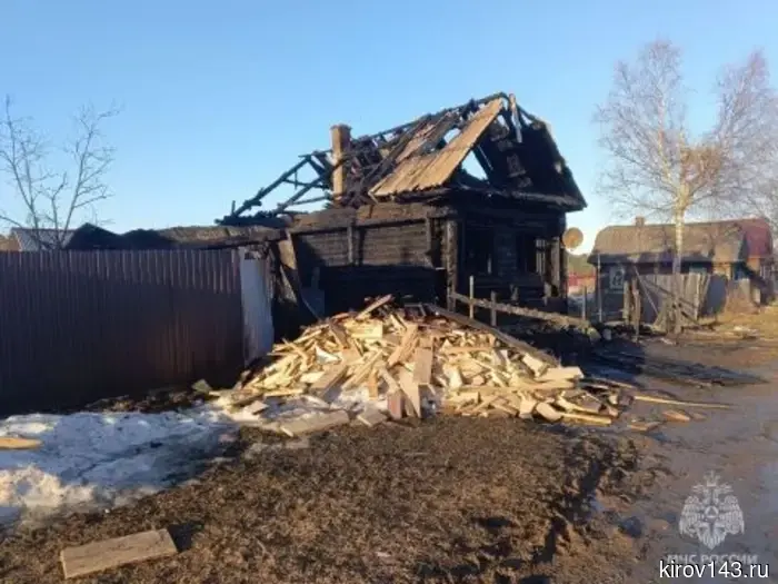В Омутнинске семья бойца СВО осталась без дома из-за детской забавы.