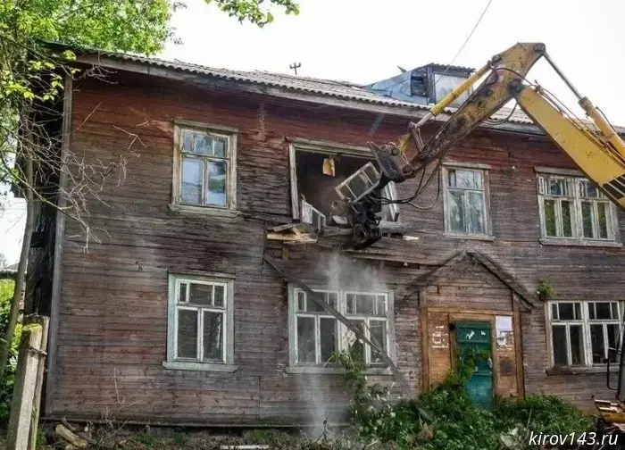 В Уржуме демонтировали аварийное здание.