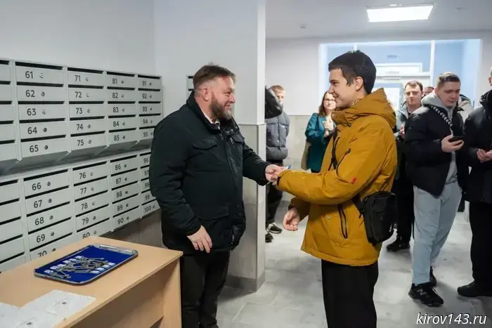 Детям-сиротам передали ключи от квартир в новостройке на улице Пушкина в Кирове.