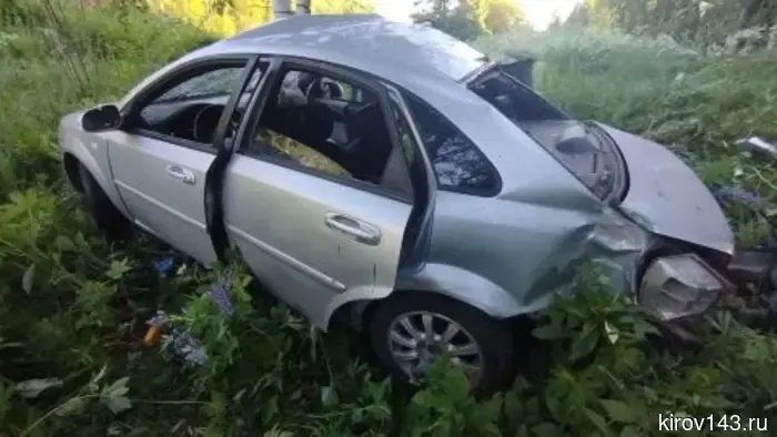 В Советском районе водитель вылетел с трассы и врезался в дерево