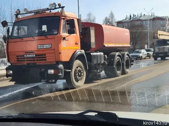 Пыль в глаза: мэрия насчитала 73 автомобиля, а жители Кирова — песок на дорогах.
