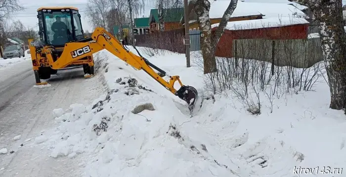 В Кирове очищают ливневые каналы и чистят трубы.