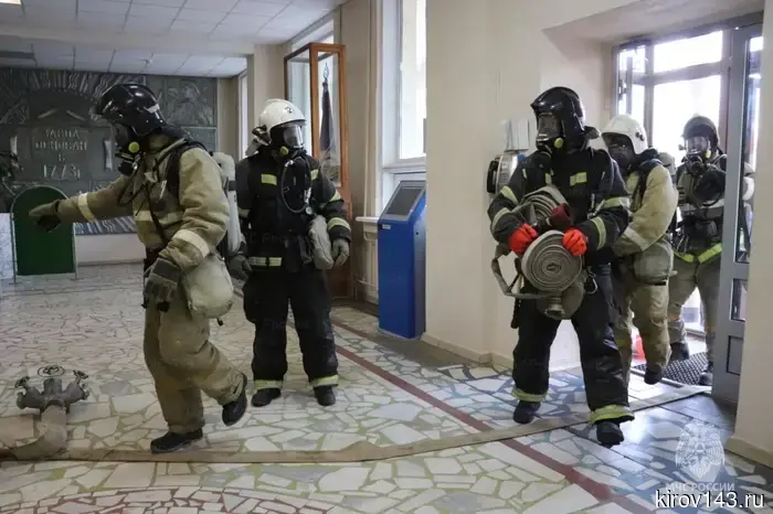 В Омутнинске в одном из кабинетов на третьем этаже произошло возгорание.