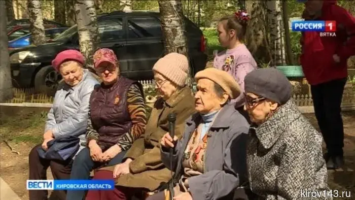 В Кирове состоялись концерты во дворах домов ветеранов