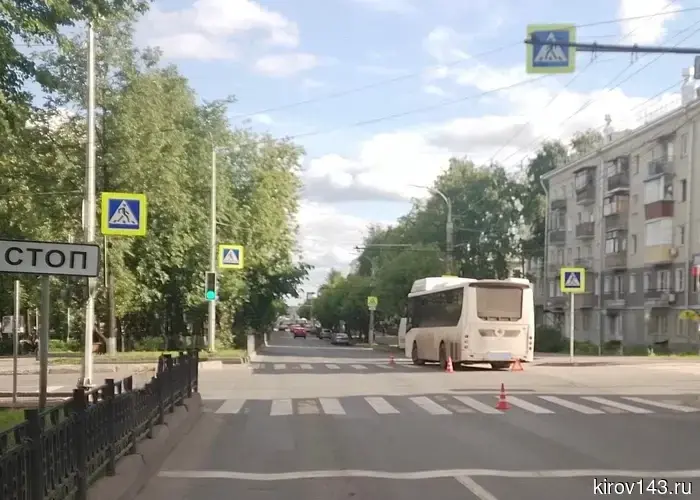 В Кирове на Октябрьском проспекте мужчина столкнулся с автобусом