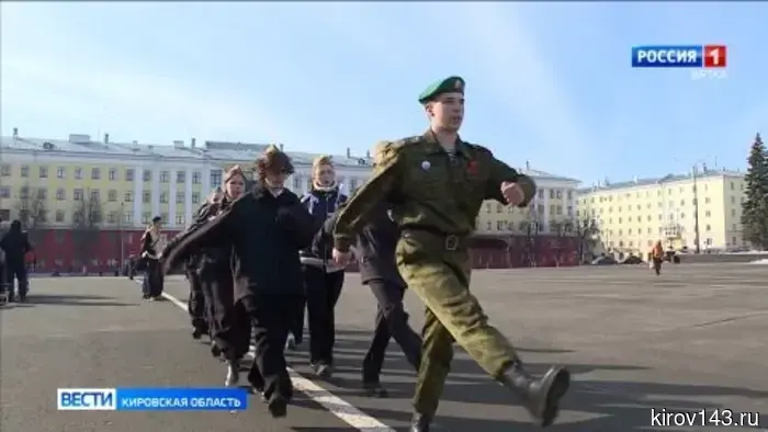 На Театральной площади кадеты и юнармейцы продемонстрировали свои навыки в строевой подготовке.