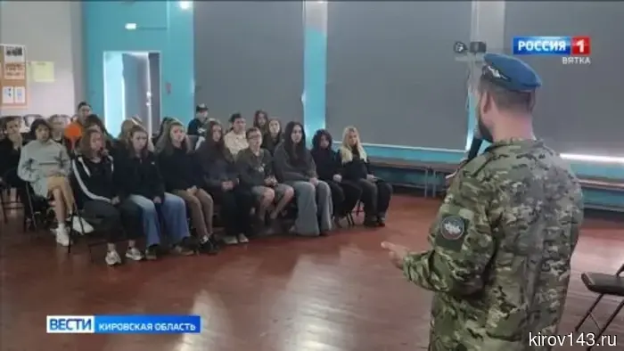 В Кировском детском лагере состоялась встреча школьников с ветераном специальной военной операции.