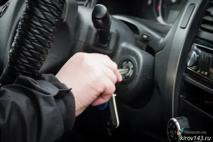 В Кирове молодой человек угнал машину, пока её владелица выносила мусор.